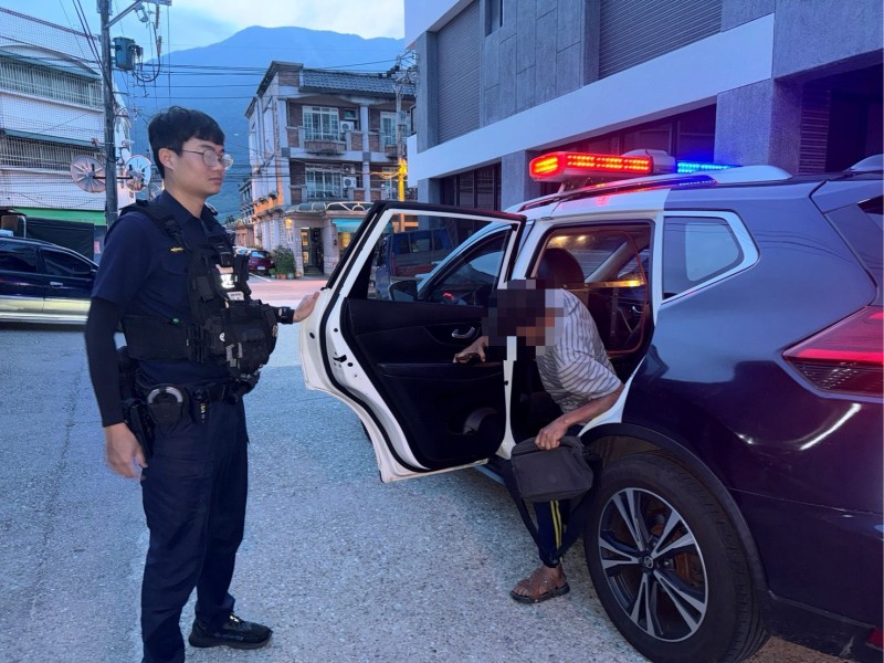 男子疑不勝酒力倒臥路旁　北埔警暖心護送返家