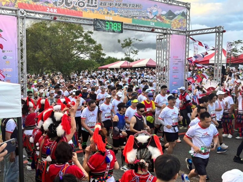 金色花海沸騰了！逾2,400名跑者勇闖「六十石山超半程馬拉松」江東成: 打造富里運動觀光品牌