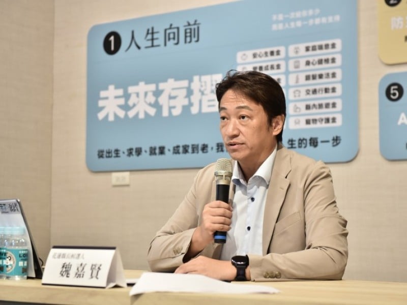 魏嘉賢公布首波三本未來存摺 涵蓋交通、旅遊、健檢