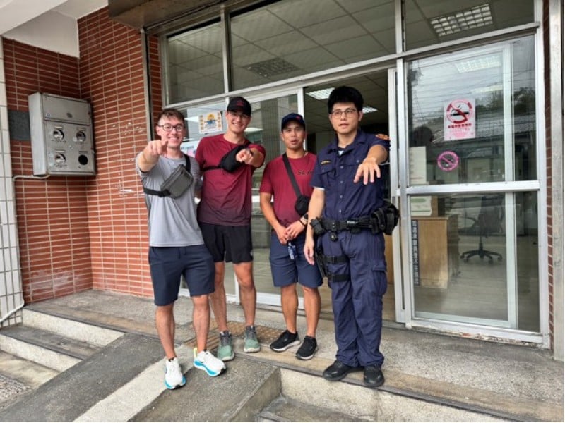 跨越語言圓夢「天使的眼淚」嘉明湖國家步道！鳳警暖助外籍遊客Tony等人 申辦入山證