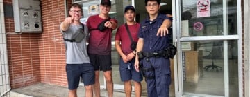跨越語言圓夢「天使的眼淚」嘉明湖國家步道！鳳警暖助外籍遊客Tony等人 申辦入山證