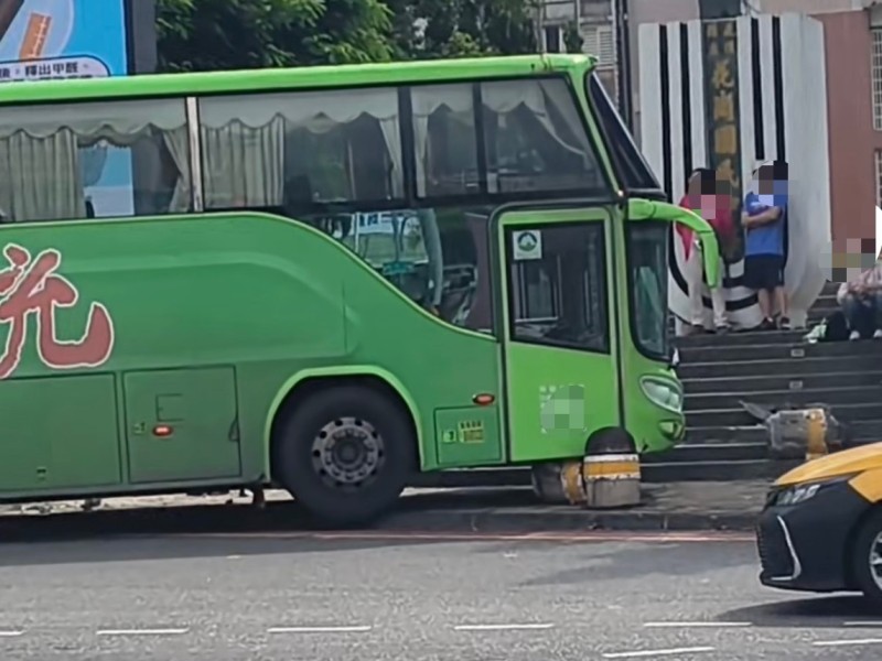 明禮路口大客車撞防撞柱 事故肇因待查