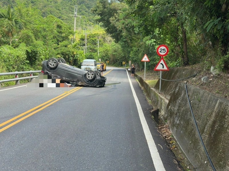 疑打瞌睡逆向翻車 ! 台11芭崎瞭望台下坡處 事故排除中