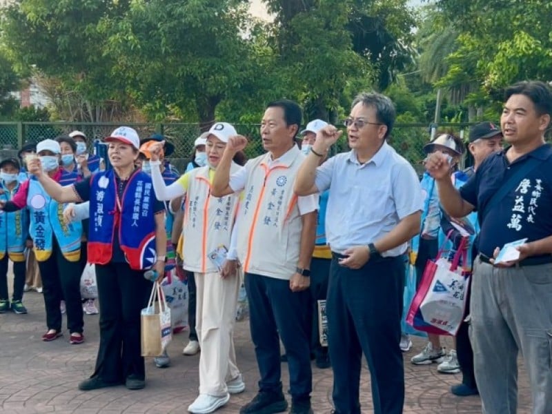 黃金發仁和村掃街拜票 傾聽基層心聲