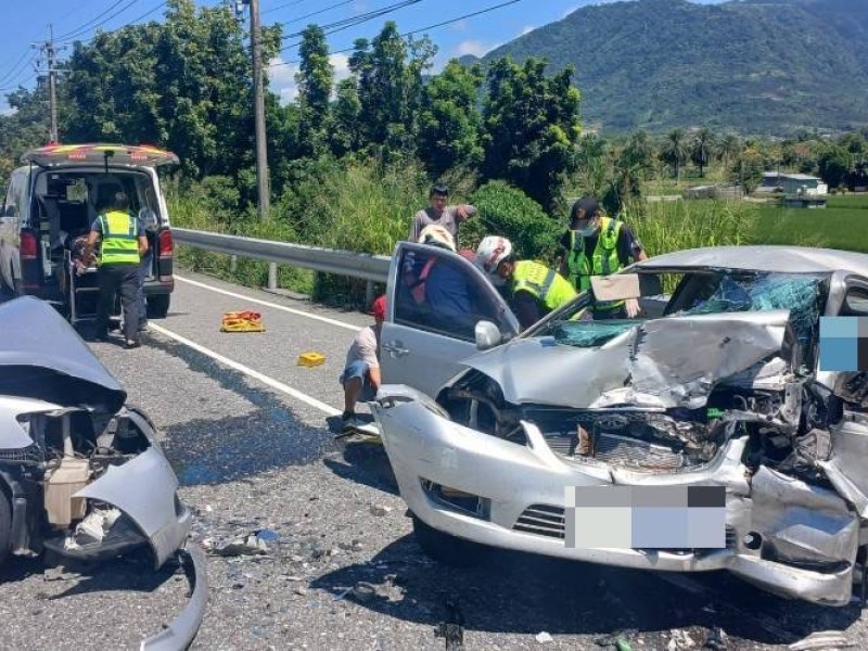 螺仔溪橋 2車撞擊 ！1人無生命跡象、2人昏迷、2童輕傷