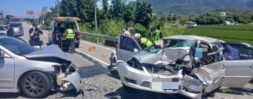 螺仔溪橋 2車撞擊 ！1人無生命跡象、2人昏迷、2童輕傷