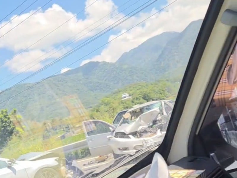 富里台9線竹田路段 小客車車頭撞毀 警消現場救援、排除中