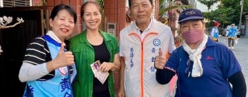 黃金發走訪稻香村拜票　運動民眾隔著欄杆熱情加油