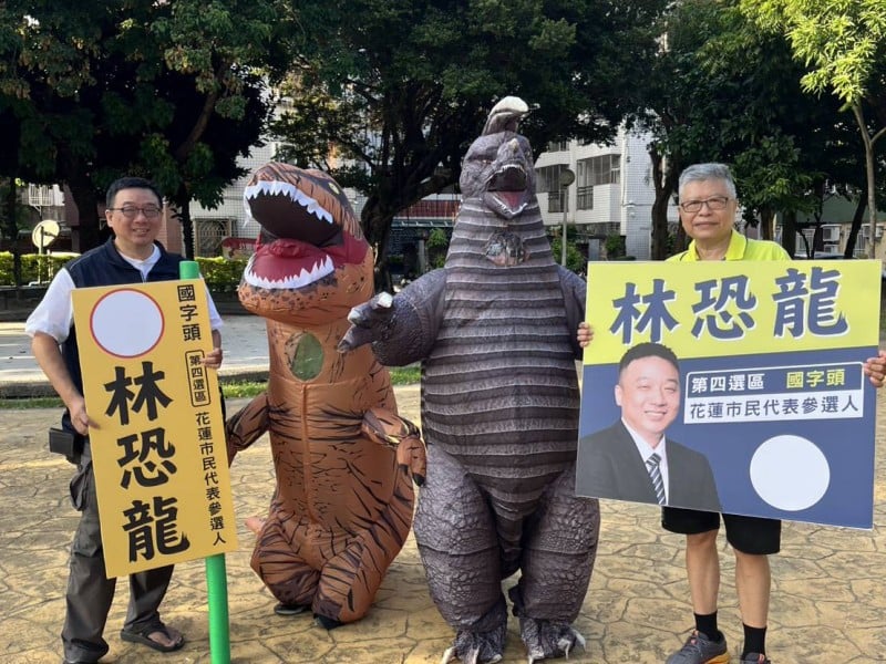 花蓮街頭「侏儸紀」暴動！林恐龍帶2隻巨型恐龍站路口　還有3隻沒現身