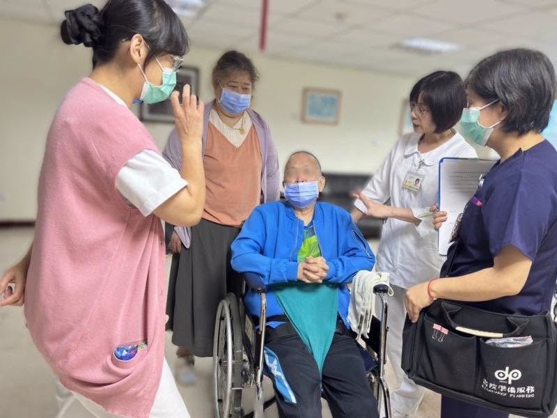 長照不用一人扛！衛福部「安心交接計畫」幫照顧者找替手