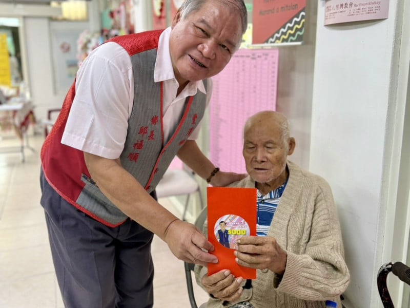 豐濱重陽敬老禮金開跑 ! 1,107位長者受惠 90歲以上鄉長邱福順親自到府祝福