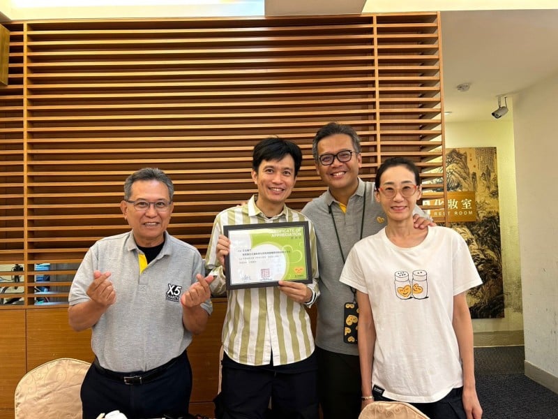 水源課輔班搬新家　王沈剛竹攜手水源村長洪明輝　媒合X5醫師慈善基金會添課桌椅