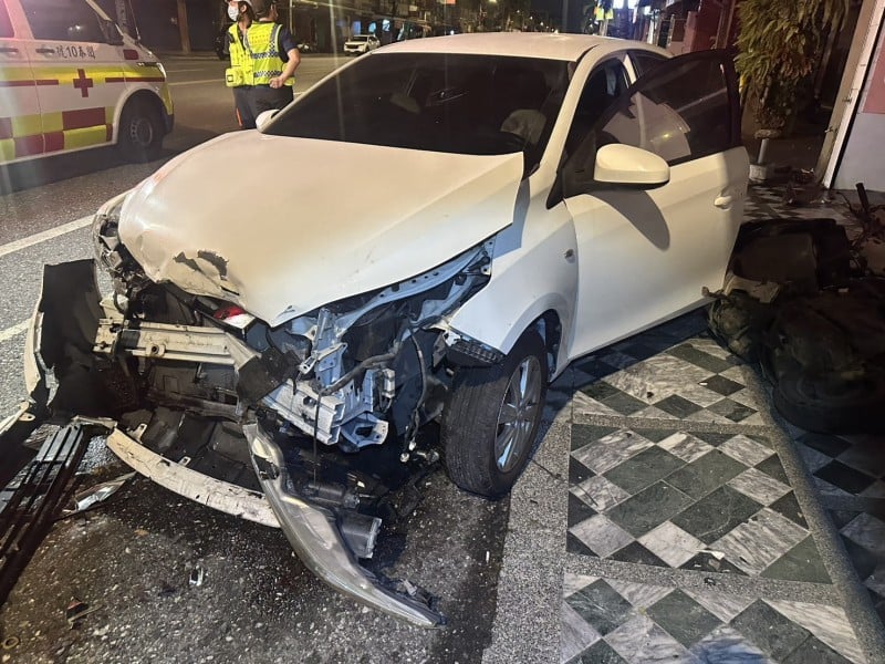 毒駕逆向撞路邊車輛 駕駛現行犯送辦