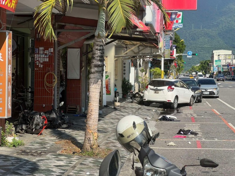 市區中山路疑發生撞車事故！白色轎車未掛車牌、多輛機車倒地 民眾早上報警詢問   