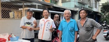 黃金發掃街腳步不停歇 鄉親巧遇握手打氣