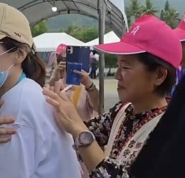 青年熱情打氣！ 游淑貞應邀留下親簽 洋溢朝氣、活力
