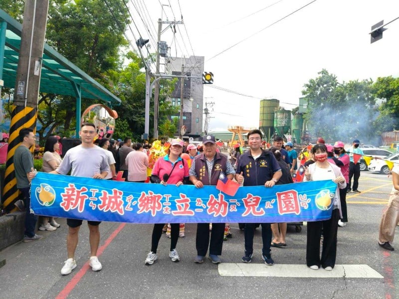 新城鄉立幼兒園小小兵與鄉長歡慶國慶 何禮臺：從小培養國家認同更展現孩子創意與學習成果