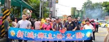 新城鄉立幼兒園小小兵與鄉長歡慶國慶 何禮臺：從小培養國家認同更展現孩子創意與學習成果
