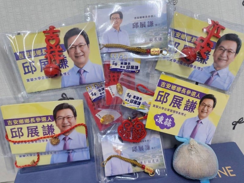 邱展謙以結緣小物傳遞祝福　走入社區傾聽鄉親心聲