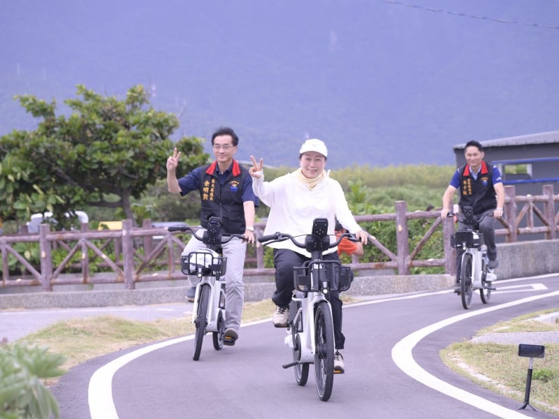 親騎自行車視察三大觀光工程 徐榛蔚肯定團隊努力進度超前