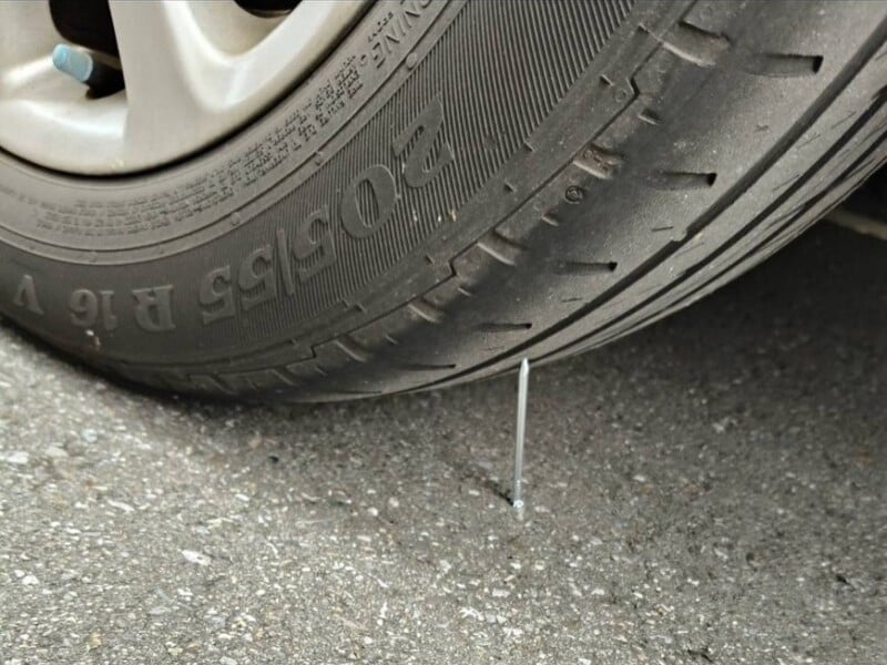 竟然在人家車輪下放鋼釘