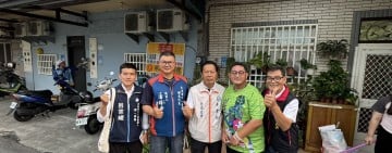 黃金發太昌掃街　村長、鄉代及議員參選人同行爭取支持