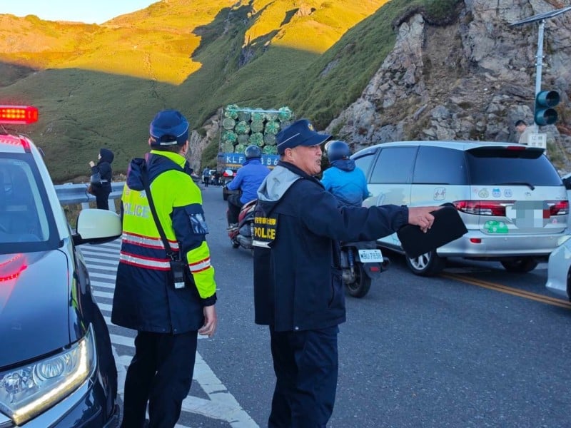 雙十連假合歡山武嶺湧入車流 太管處呼籲切勿違規停車影響交通，違者將依法取締