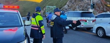 雙十連假合歡山武嶺湧入車流 太管處呼籲切勿違規停車影響交通，違者將依法取締