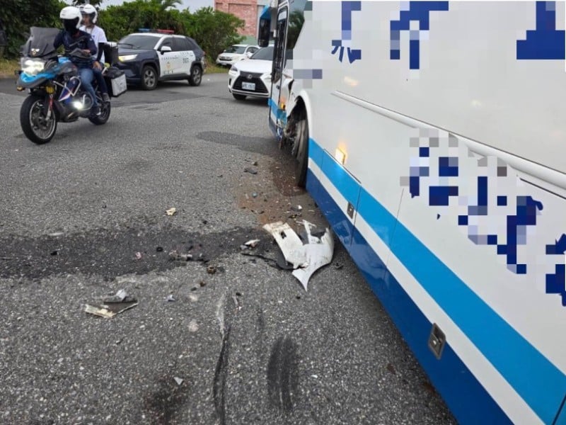 臺11線遊覽車迴轉與自小客相撞