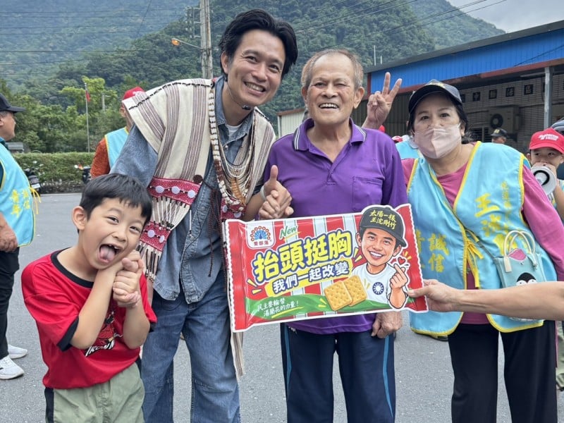 老中青三代同行！王沈剛竹銅門掃街　許勝雄長老親手披上戰袍寄厚望