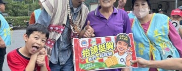 老中青三代同行！王沈剛竹銅門掃街　許勝雄長老親手披上戰袍寄厚望