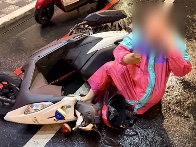 女騎士違規左轉遭取締 還耍賴想將警車騎走