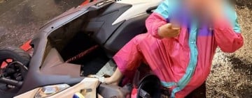 女騎士違規左轉遭取締 還耍賴想將警車騎走