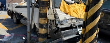 無號誌路口兩車相撞波及電桿　吉安警籲應落實停讓確保安全