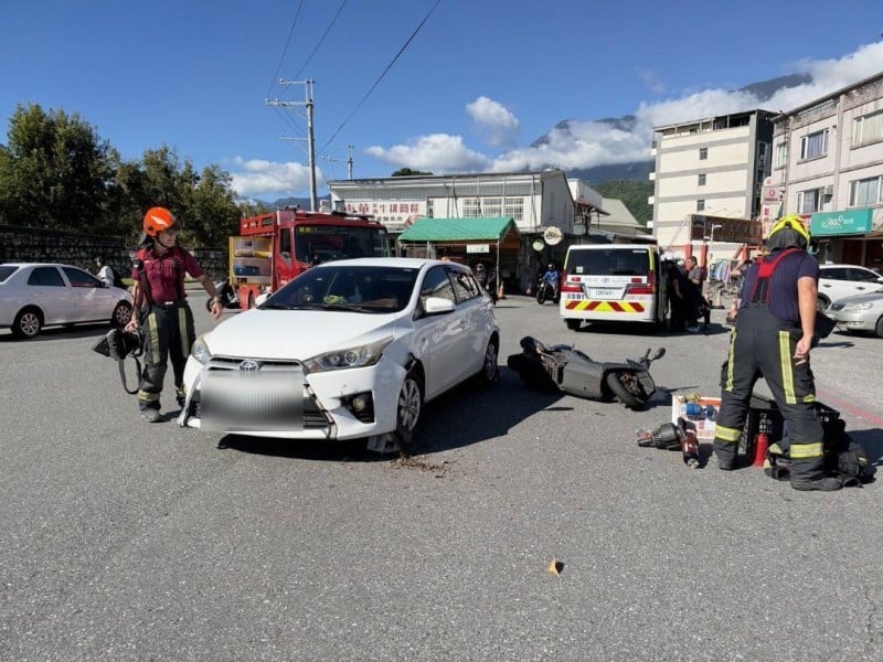 東華大學女學生騎機車與汽車相撞受困車底 警、消合力救出