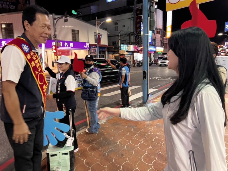 黃金發路口拜票遇昔日學生 主動拿麥克風助陣