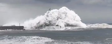 數公尺巨浪吞噬富岡漁港吊車 倒塌沉沒