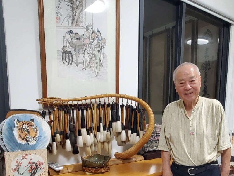 金石翰墨寫春秋 《謙手花蓮》邱展謙專訪文化職人彭明德：從政壇回歸藝文、八旬攻讀東華碩士，名師薪傳刻畫後山風骨
