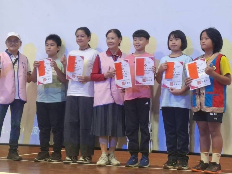 115年花工之友關懷青少年發展協會頒發獎助學金以行動關懷花蓮學子多元發展