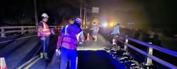 凌晨驚險！台11線「路基掏空深達3公尺」2車爆胎、1車撞護欄