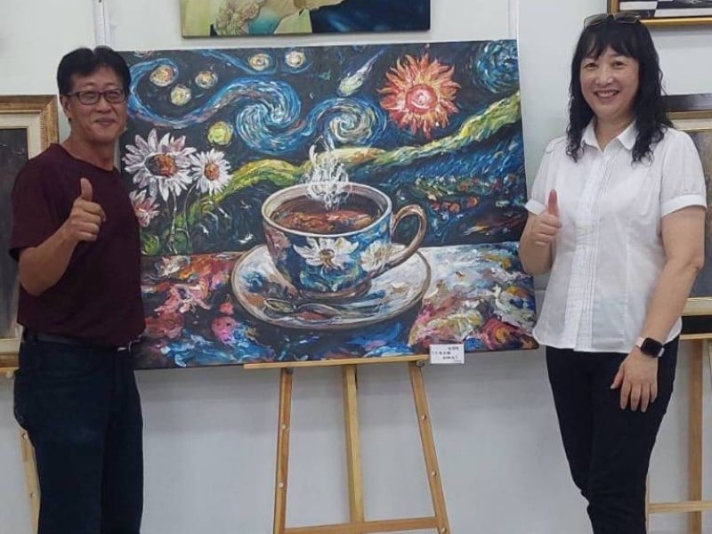 【職人精神  在地生命無限  謙手花蓮】 ​白天鋪壁紙、夜裡凝神作畫！裝修匠師林明旺用畫筆定格生命神韻 邱展謙老師讚：最動人的在地生命力
