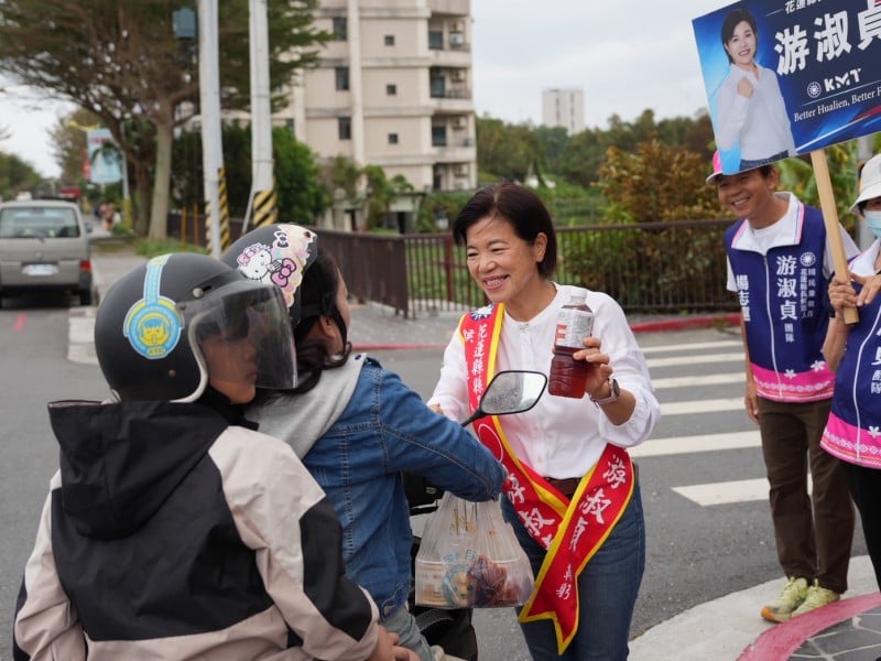 游淑貞花蓮市掃街感受鄉親熱情 盼青年敢拚、婦女安心、百業興旺   