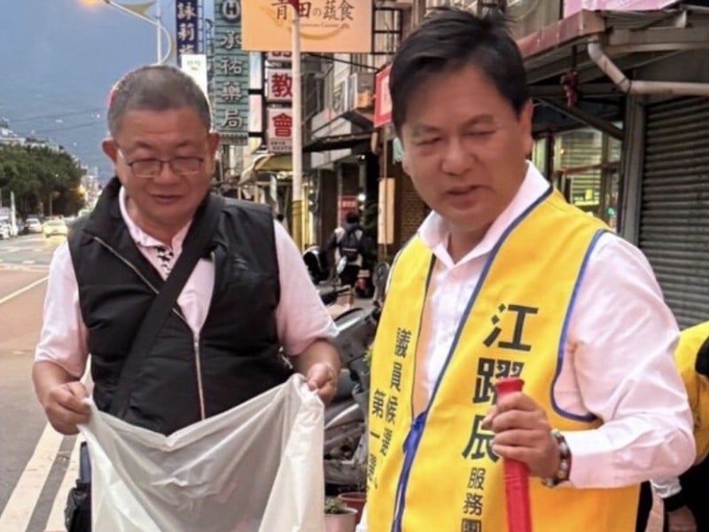 江躍辰醫師率隊清理家園 呼籲市民「自己家園自己清」