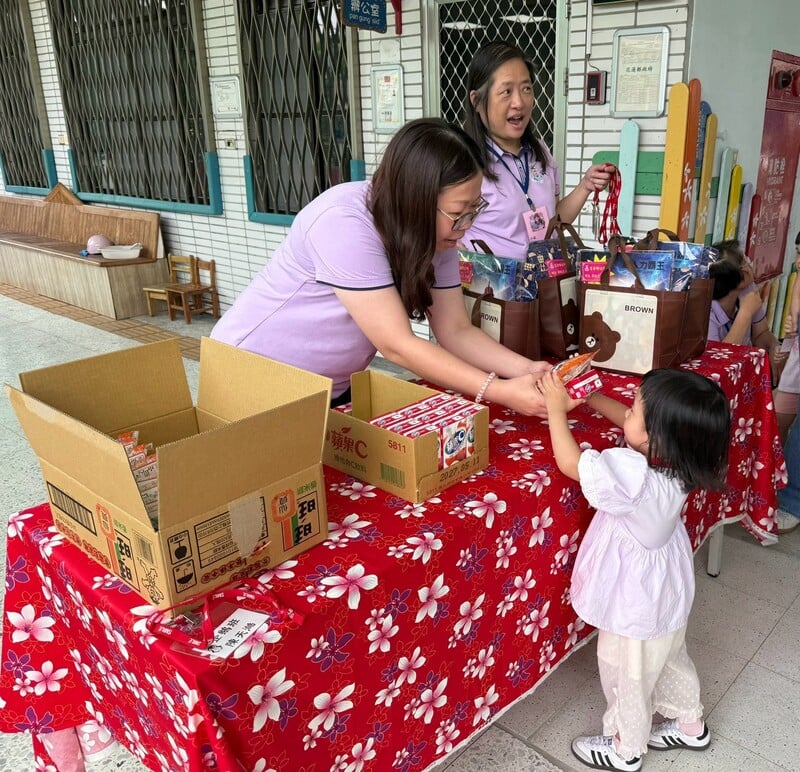 LINE_ALBUM_115.08.08_吉安鄉幼新生體驗_幼童齊喊父親節快樂_游淑貞盼親師協力陪伴孩子快樂成長學習_260809_6_af89ad0a3479ab96.jpg