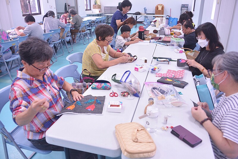 LINE_ALBUM_115.08.29-拼布水壺袋研習營在吉安鄉好客藝術村_游淑貞拼布精緻工藝引領環保創意風潮_260830_1_2f8c5fc1d1736d8a.jpg