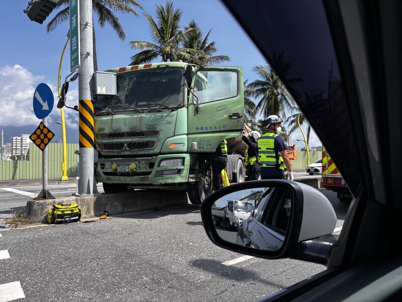 南濱車禍02_7ce232f49ca27029.jpeg