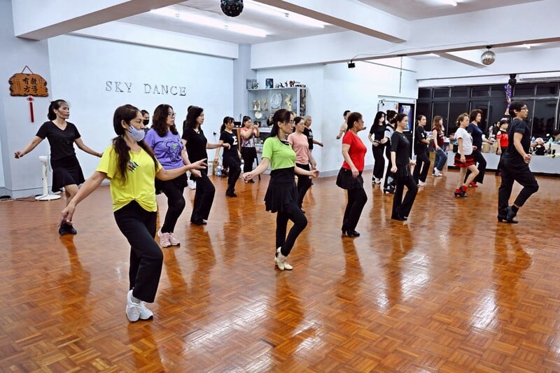LINE_ALBUM_115.10.25-拉丁舞研習_培養師資養成國手級舞者_游淑貞推動社區發展與多元_06e1e8a2bc9757dc.jpg