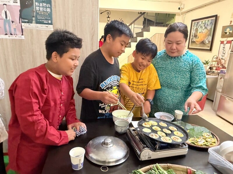 圖四活動現場充滿歡樂的親子互動氣氛孩子們興奮圍聚在爐邊體驗越南特色煎餅_a3f294f48436712b.jpg