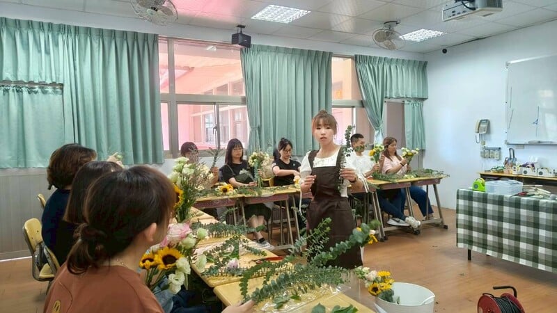 LINE_ALBUM_1150714文創花藝公民營第一天_260722_2_0_c4925.jpg
