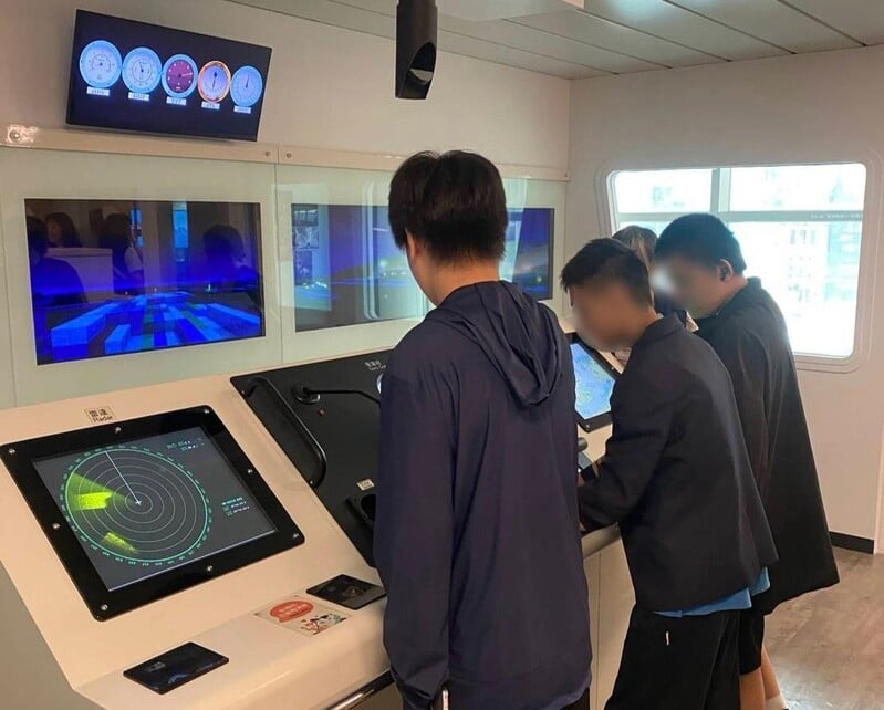 台灣世界展望會秀林中心兒少在模擬船艙駕駛船隻和檢視儀表板 ac6c6490379c8275